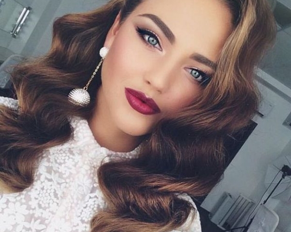 Прическа на Новый год 2022: цвет, форма - лучшие идеи с фото