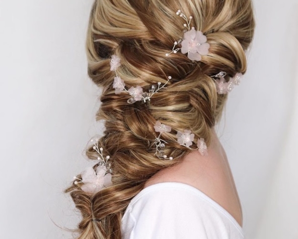 Прическа на Новый год 2022: цвет, форма - лучшие идеи с фото