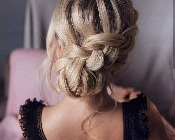 Прическа на Новый год 2022: цвет, форма - лучшие идеи с фото