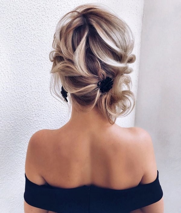 Прическа на Новый год 2022: цвет, форма - лучшие идеи с фото