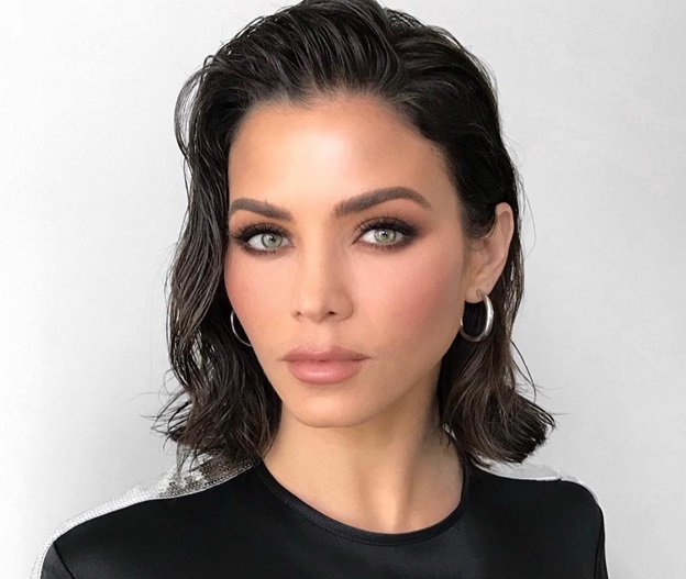 Прическа на Новый год 2022: цвет, форма - лучшие идеи с фото