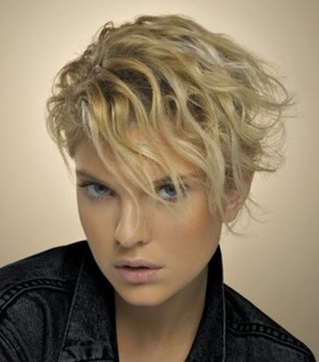 Прическа на Новый год 2022: цвет, форма - лучшие идеи с фото