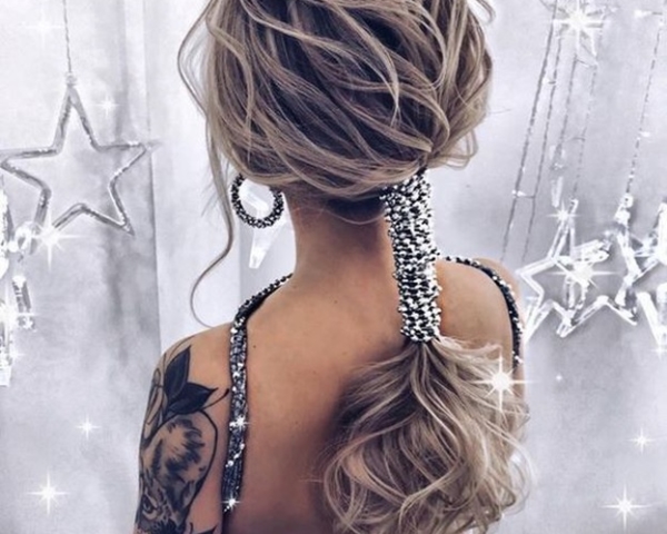 Прическа на Новый год 2022: цвет, форма - лучшие идеи с фото