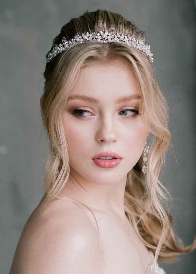 Прическа на Новый год 2022: цвет, форма - лучшие идеи с фото