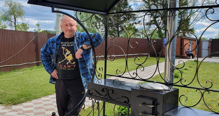 Преимущества мангалов с крышей