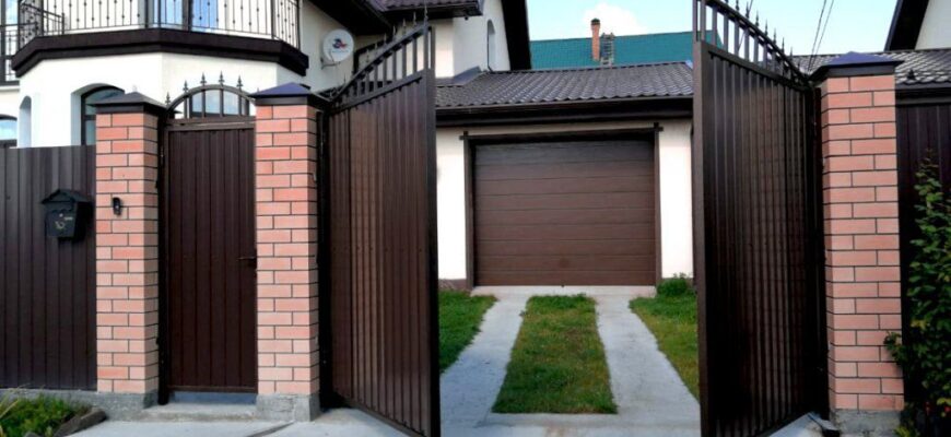Преимущества распашных ворот для загородного дома